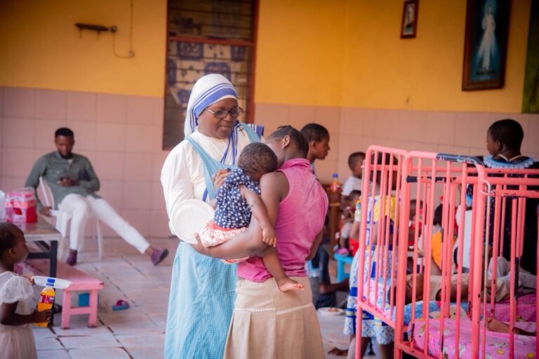 Déjeuner partagé lors de la visite FFOM du 3 mai 2026 à l’orphelinat Mère Theresa de Calcutta