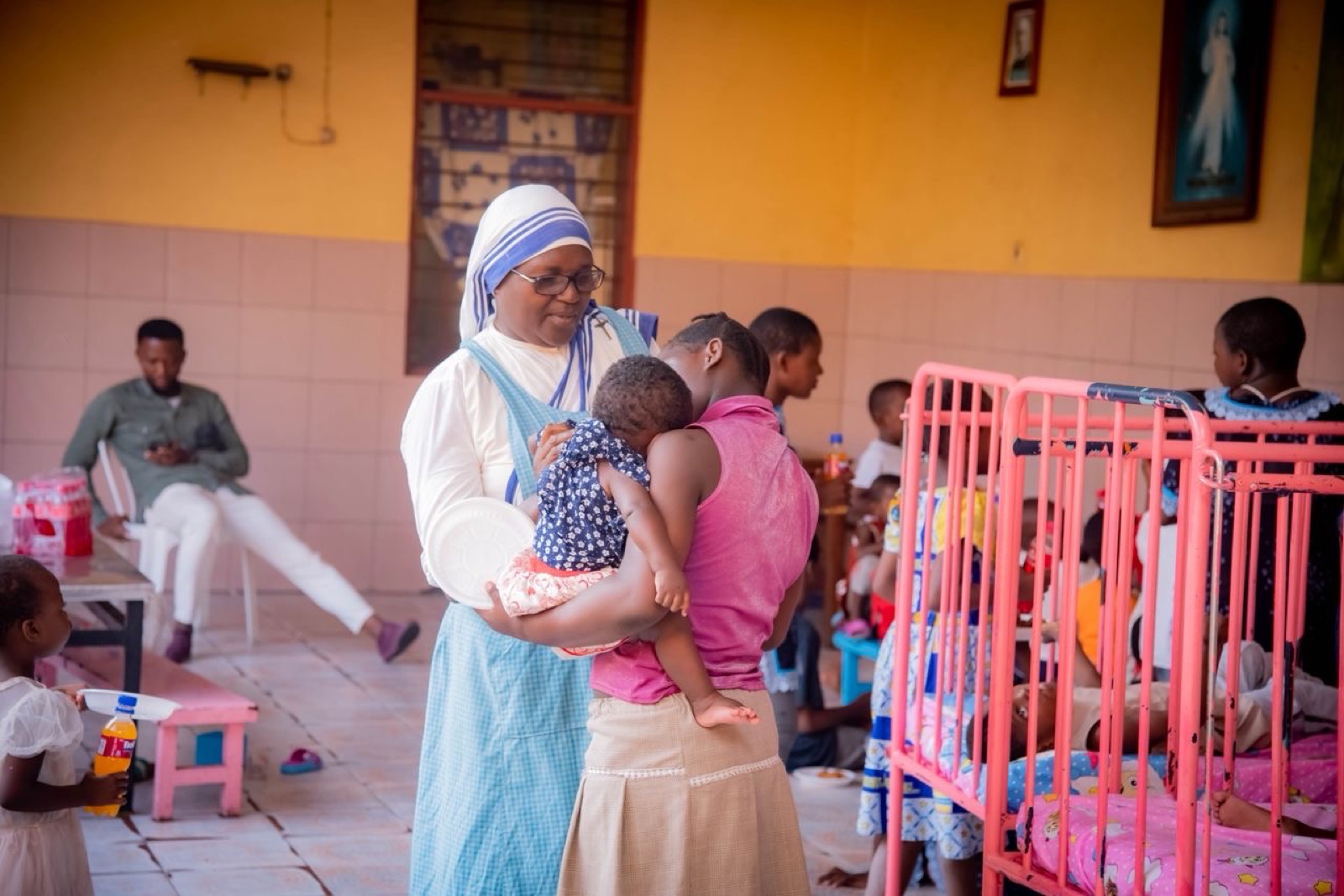 Déjeuner partagé lors de la visite FFOM du 3 mai 2026 à l’orphelinat Mère Theresa de Calcutta