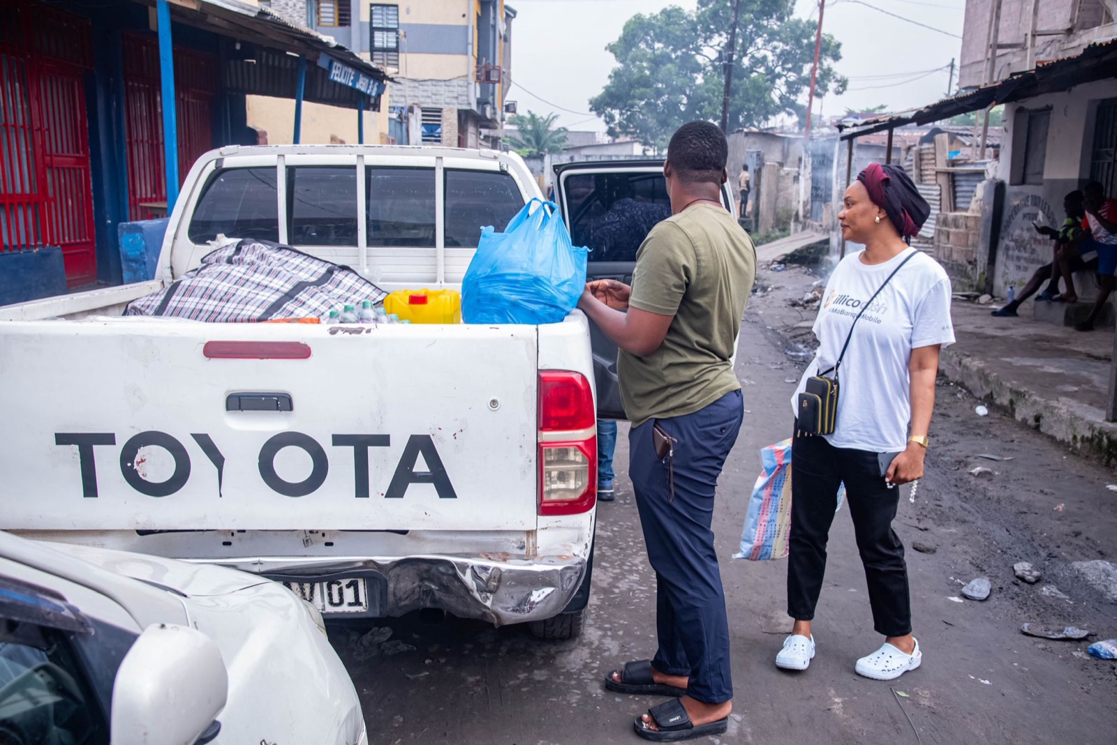 Arrivée de biens remis lors d’une visite FFOM à Kinshasa, Pâques 2025