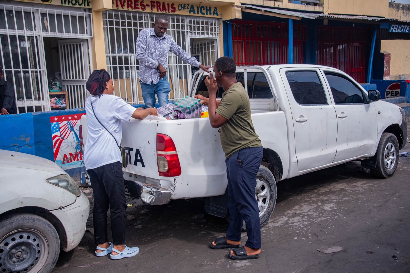 Achats de vivres auprès de commerçants locaux à Kinshasa, Pâques 2025