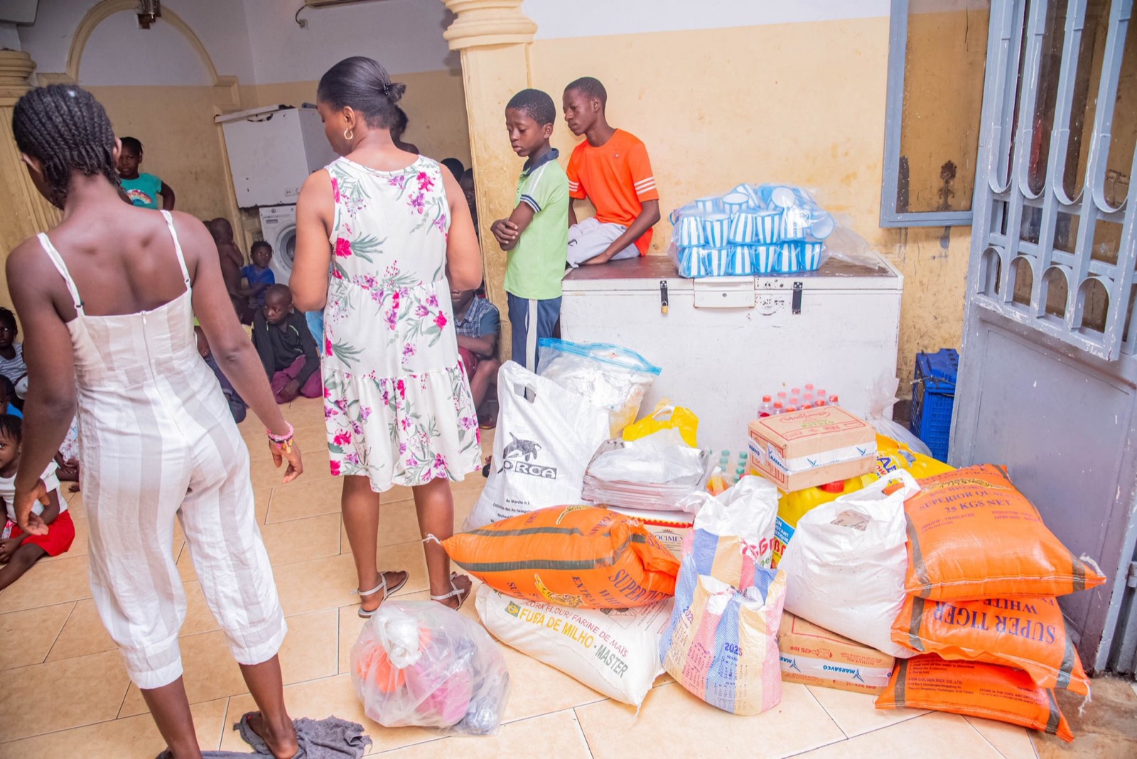 Distribution de vivres et de fournitures par les bénévoles FFOM, Kinshasa, Pâques 2025