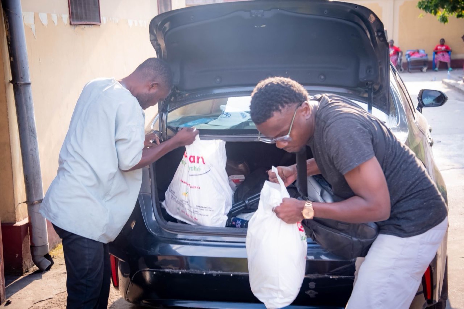 Bénévoles chargeant les sacs de vivres dans le véhicule, Kinshasa, Pâques 2026